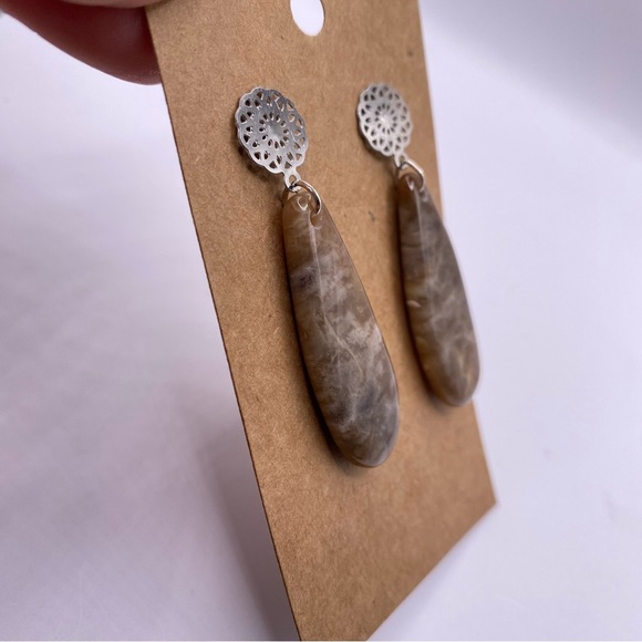 Earthy Tone Agate Hanging Teardrop Lacy Studded Back Earrings - Picture 4 of 4